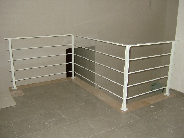 Barandilla con barrotes horizontales redondos,ideal para espacios modernos.